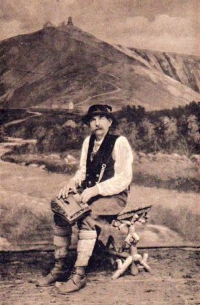 Zpěvák a hráč na citeru na staré pohlednici z Krkonoš