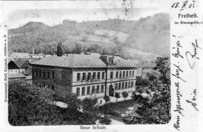 Nová školní budova z roku 1899 na pohlednici (1905)