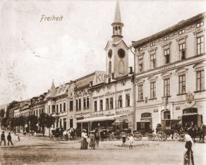 Radnice na náměstí ve Svobodě nad Úpou s poštovními fiakry z dob Rakousko - Uherska