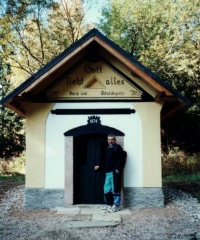Obnovená ochranná kaplička Sklenářovice a zvědavý pocestný
