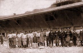 Pracovníci vápenky v roce 1911