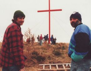 Pavel Klimeš a jeden z přátel Veselého výletu při vztyčování Červeného kříže na Dlouhém hřebeni