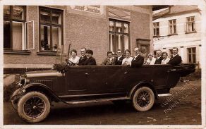 Svatebčané před fotoatelérem Jeschke ve Svobodě nad Úpou Svatebčané před fotoatelérem Jeschke ve Svobodě nad Úpou