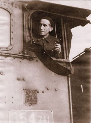 Trutnovský strojvůdce Adolf Steiner se svou "Všudybylkou sedmičkou" parní lokomotivou řady 354.711