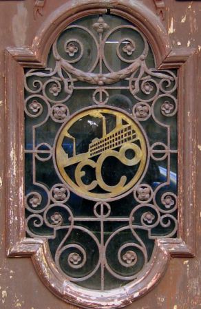 Detail dveří s logem papírny Eichmann