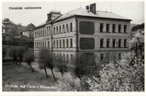 Školní budova s chybným přítiskem Školní budova s chybným přítiskem
