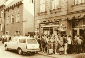 Sobotní ráno - čekání na rohlíky v časech reálného socializmu Sobotní ráno - čekání na rohlíky v časech reálného socializmu