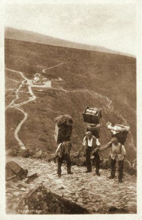 Nosiči cestou na Sněžku - historická pohlednice Nosiči cestou na Sněžku - historická pohlednice