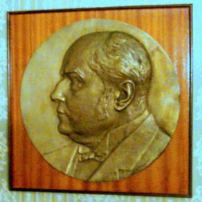 Bronzový medailon vytvořil Břetislav Benda Bronzový medailon vytvořil Břetislav Benda