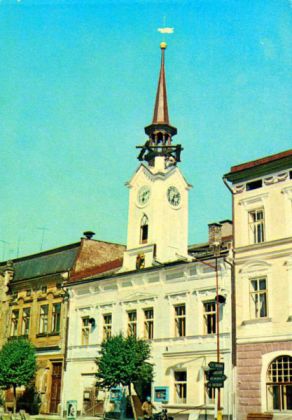 Kino Máj při opravě věže v roce 1966 na pohlednici vydané odsunutými rodáky v Kemptenu.