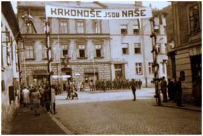 Svoboda nad Úpou v létě 1945 - foto Vlastimil Hák Svoboda nad Úpou v létě 1945 - foto Vlastimil Hák