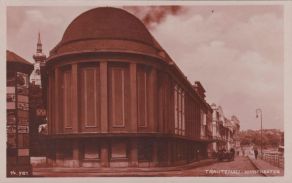 Tónovanou pohlednici odeslanou v roce 1930 vydalo Bambergerovo knihkupectví v Trutnově