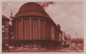 Tónovanou pohlednici odeslanou v roce 1930 vydalo Bambergerovo knihkupectví v Trutnově Tónovanou pohlednici odeslanou v roce 1930 vydalo Bambergerovo knihkupectví v Trutnově