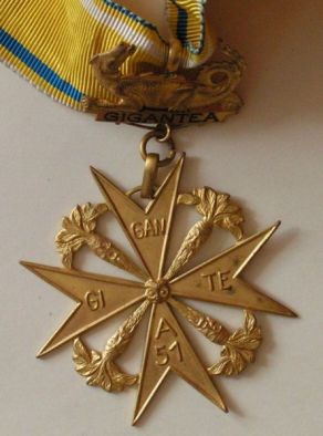 Kříž trutnovské Schlaraffie se stylizovanou hlavičkou Krakonoše v podobě řepy