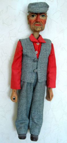 Chlápek v červené košili - dřevěná loutka, autor neznámý
